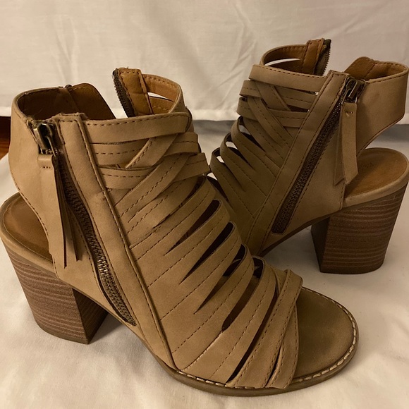 Tan peep toe heel sandals - Picture 1 of 3
